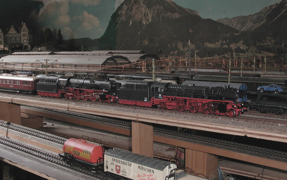 012 081 +03 1001 in Doppeltraktion nach einem Vorbildfoto in der Nhe von Hannover.