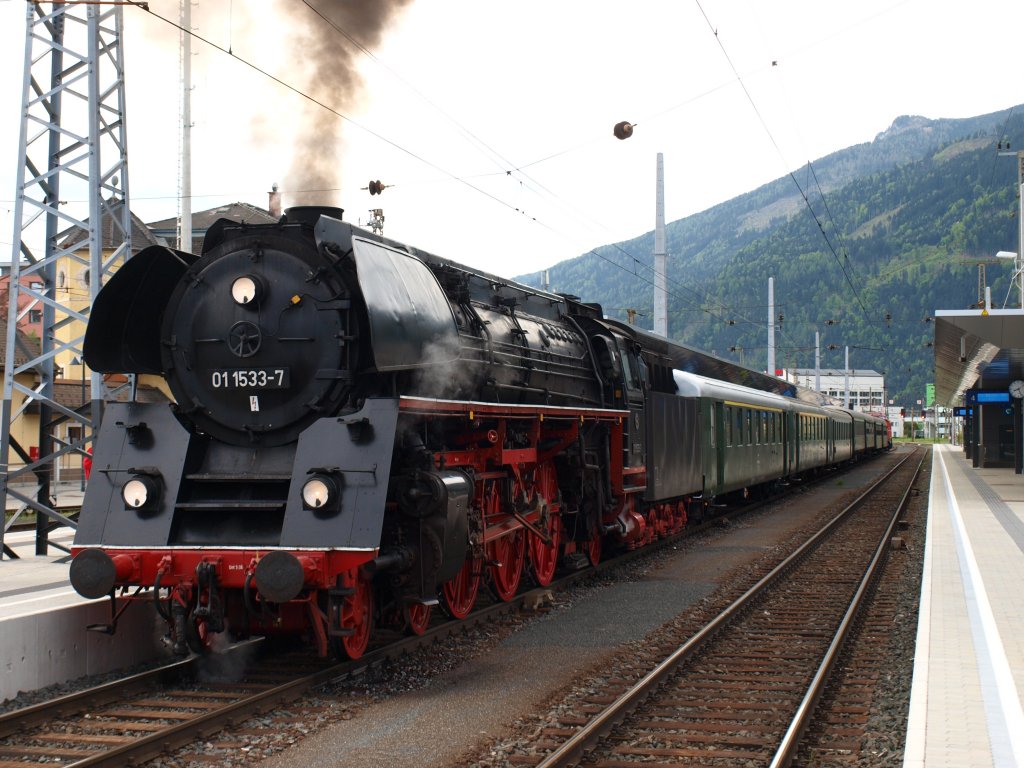 01.533 mit dem Sonderzug nach Schwarzach St.Veit kurz vor der Abfahrt in Spittal-Millstttersee 5.5.2013