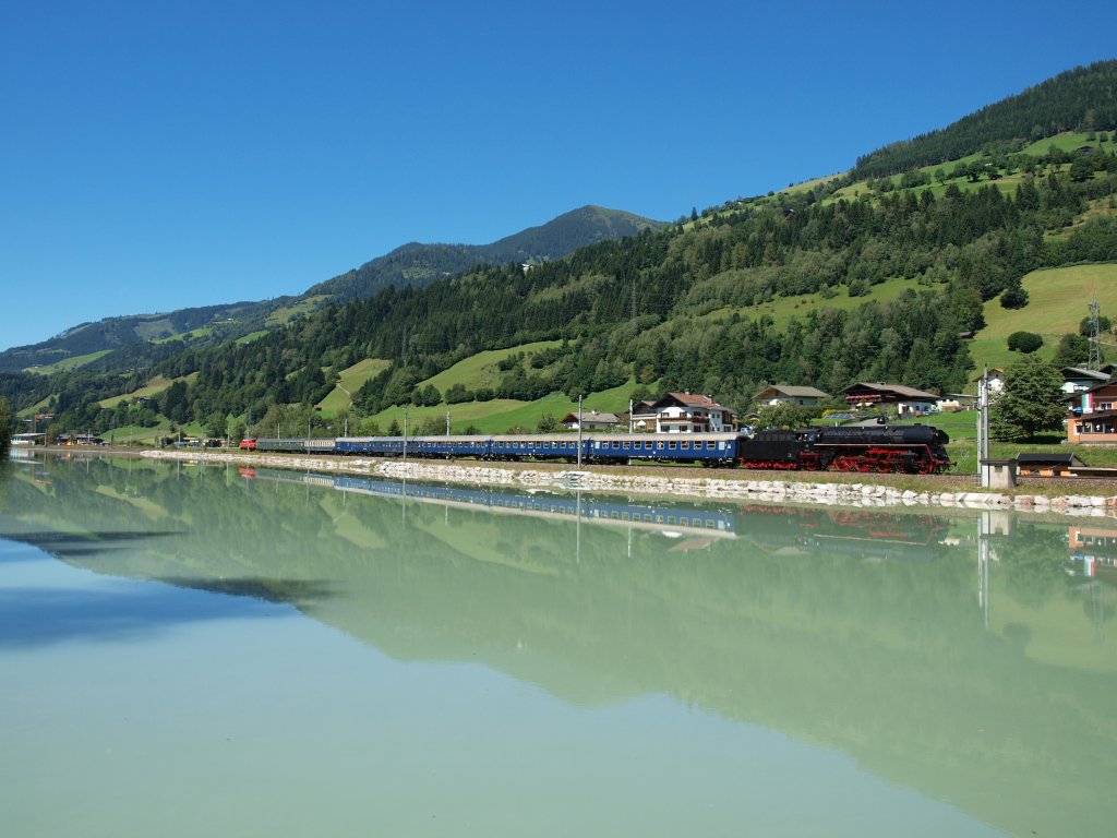 01.533 mit Sdz 17195 bei Stausee in Hgmoss auf der Fahrt nach Villach am Zugschlu ist die 1020.37 die ab Schwarzach St.Veit mit der 1245.05 geimeinsam den Zug nach Mallnitz bringen 