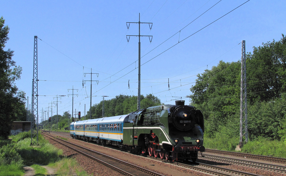 02 0201-0, alias 18 201, kommt hier mit ihrem Sonderzug von Leipzig nach Berlin Schneweide durch Diedersdorf gefahren. Sie zog die 3 Waggons vom Alex und die 183 003, welche fr die ntigen Bremshunderstel und fr die elektrische Versorgung der Wagen sorgte. 02.06.2011