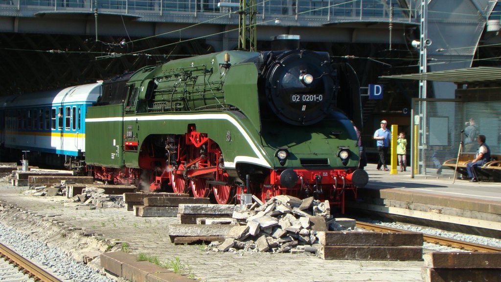 02 0201-0 der DR (18 201), Leipzig Hauptbahnhof mit einem ALEX am Harken, 02.06.2011: