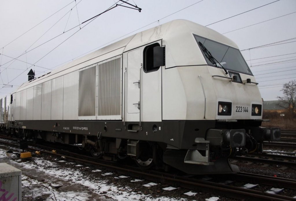 02.02.2011 holte 223 144 der PRESS leere Waggons aus Magdeburg Sudenburg ab. Ziemlich gezoomt, aber diese schne Lok musste ich unbedingt groformatig haben.