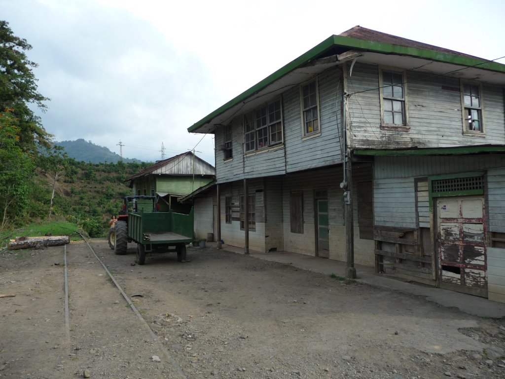 02.04.2011 - Bahnhofsgebude und Gleise des Bahnhof Santiago (Costa Rica) - stillgelegt seit 1991