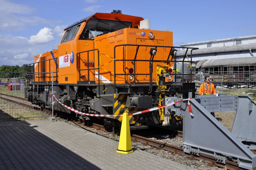 02.06.12 , Basdorf ; Jubilumsfest  111 Jahre NEB  ,
eine funkgesteuerte MAK G 800 BB fhrt Fhrerstands-Mitfahrten
