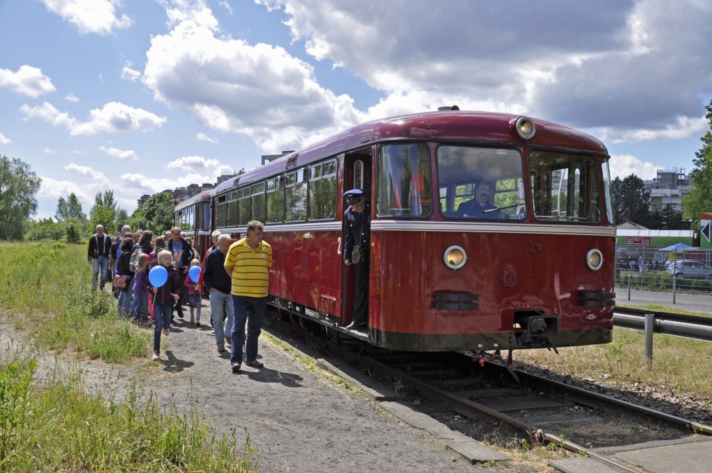 02.06.12 , Berlin, Wilhelmsruher Damm, VT 95 der BEF mit Beiwagen setzt hier ein fr eine Sonderfahrt nach Basdorf zum Jubilumsfest  111 Jahre NEB 