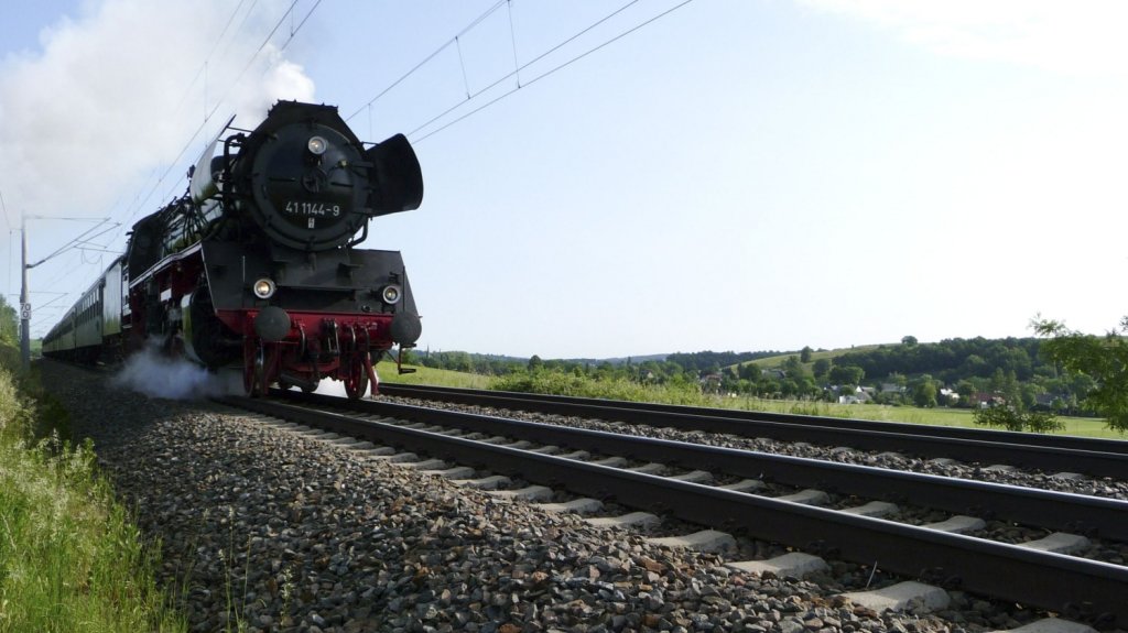 02.06.2011, Sonderzug des Eisenbahnreiseclubs Leipzig vor dem Bf Werdau.