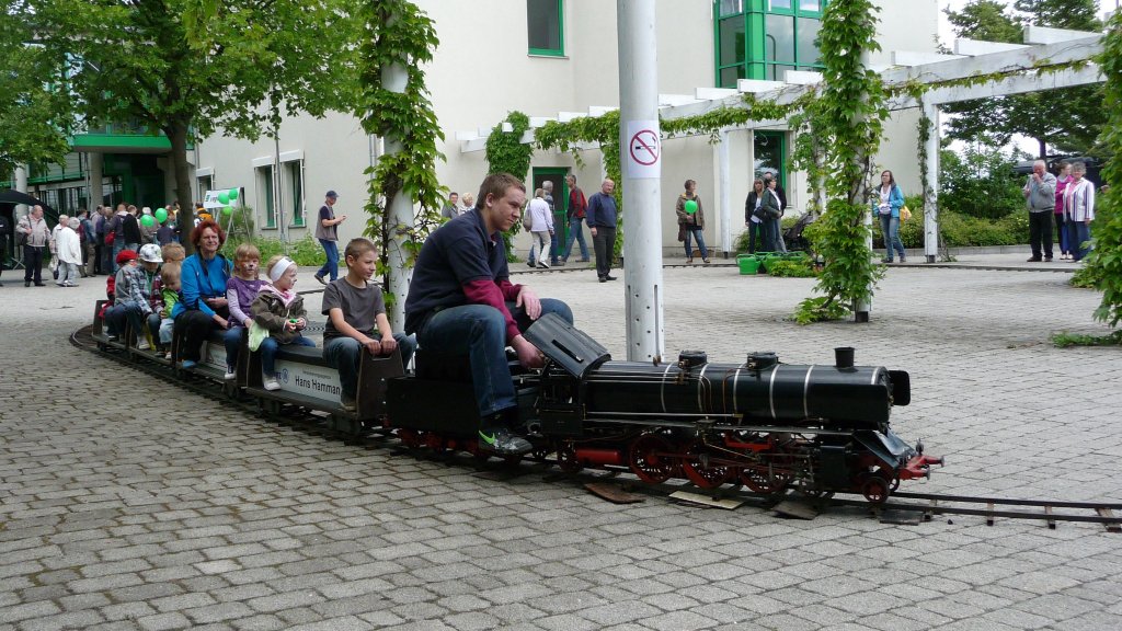 02.06.2012 Eine Gartenbahn befrdert die Besucher zum Tag der offenen Tr der VBG ber den Betriebshof in Neumark. 