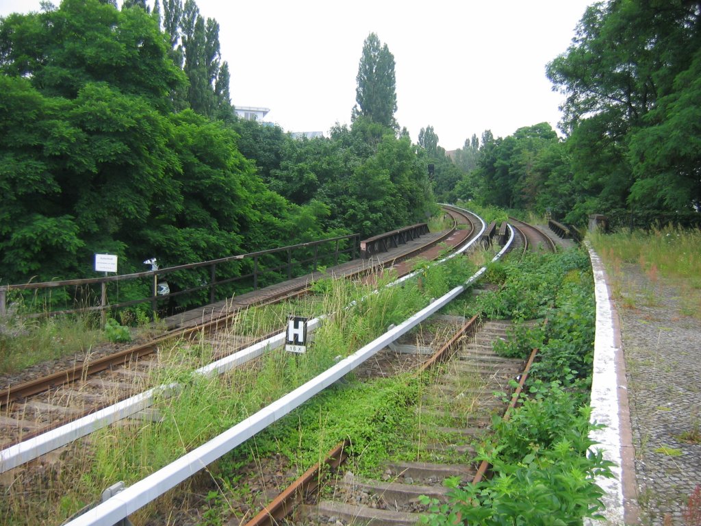 02.07.2005 Ostkreuz ; die ehem. Nordkurve am Bstg A mit der Brcke ber das S-Bahn- und das Verbindungsgleis Lichtenberg - Warschauer Strae.