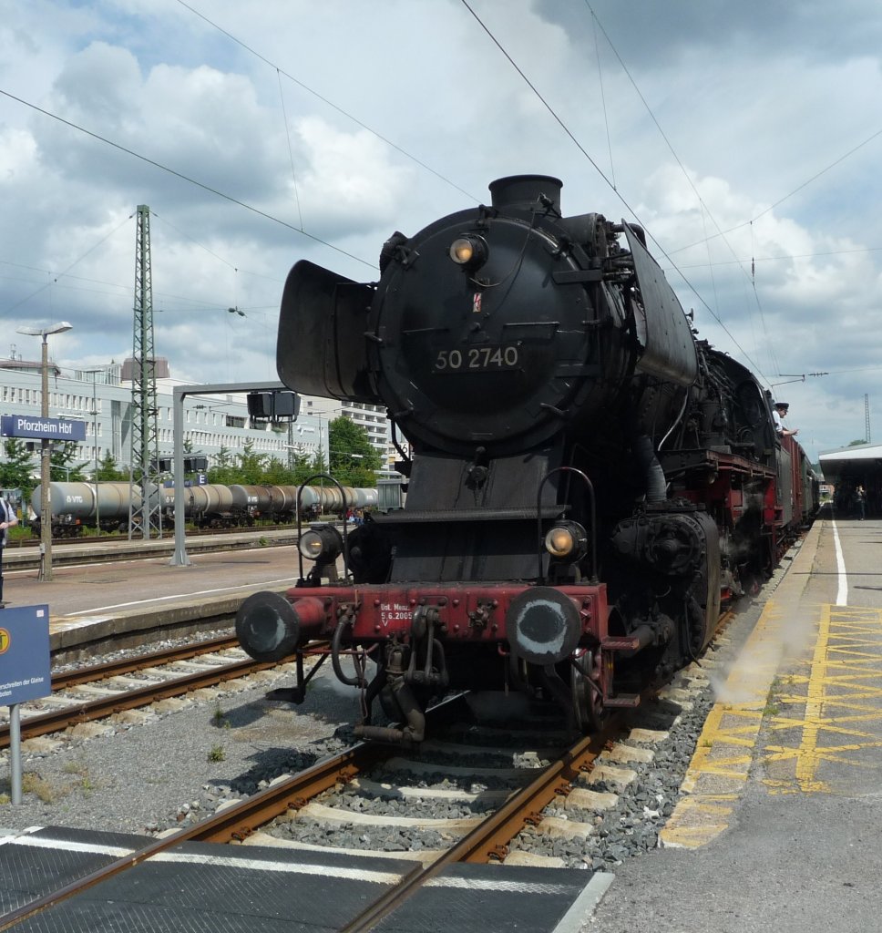 02.07.2011 - BR50 2740 - Dampfsonderzug (10 Jahre Enztalradweg)bei der Ausfahrt aus dem Pforzheimer Hbf mit Ziel Bad Wildbad
