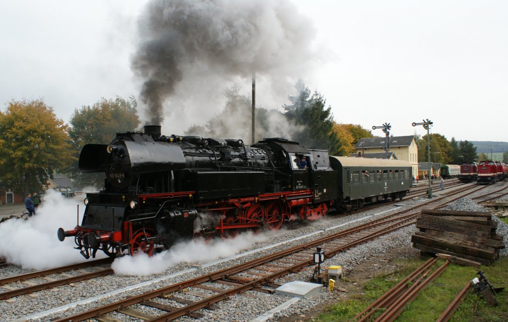 02.10.2010, Schlettau, 65 1049 auf dem Weg nach Markersbach zum Brckenfest