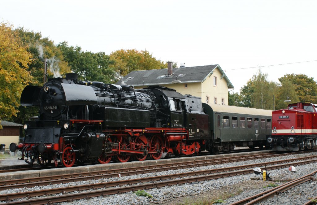 02.10.2010, Schlettau, Sonderzug aus Chemnitz unterwegs nach Markersbach zum Brckenfest, bestehend aus 65 1049, einem Personenwagen und der Diesellok 202 646-6