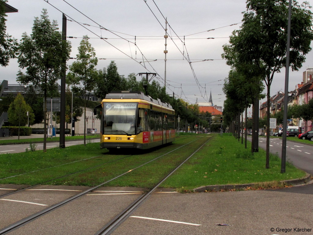 02.10.2010: TW 225 als 2E (Siemensallee - Hauptbahnhof ber Weinbrennerplatz) unterwegs in der Brauerstrae. Der TW trgt Werbung der Bausparkasse Badenia. Hier erreicht er die Station ZKM.