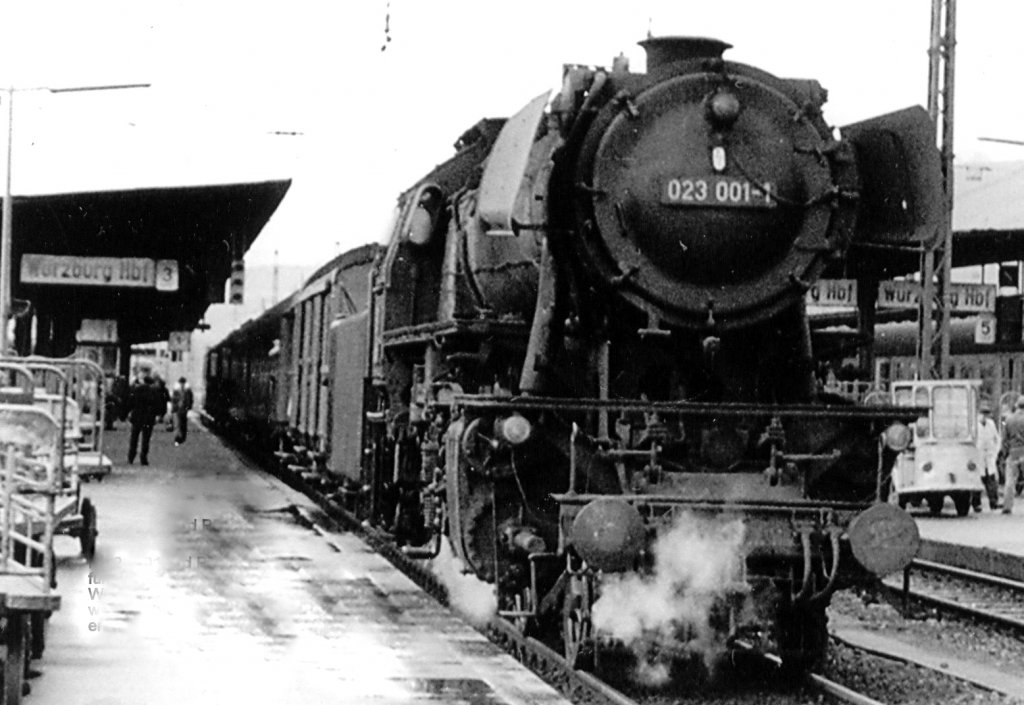 023 001 vom Bw Crailsheim am 29.12.1974 vor P 5893 in Wrzburg Hbf.