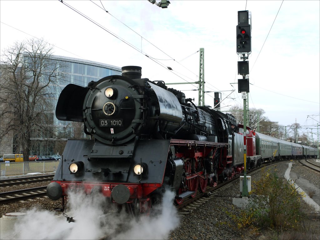 03 1010 und 211 019 haben den Sonderzug des Eisenbahnvereins Vienenburg anlsslich des Dresdner Striezelmarktes gebracht; Dresden Hbf. 03.12.2011
