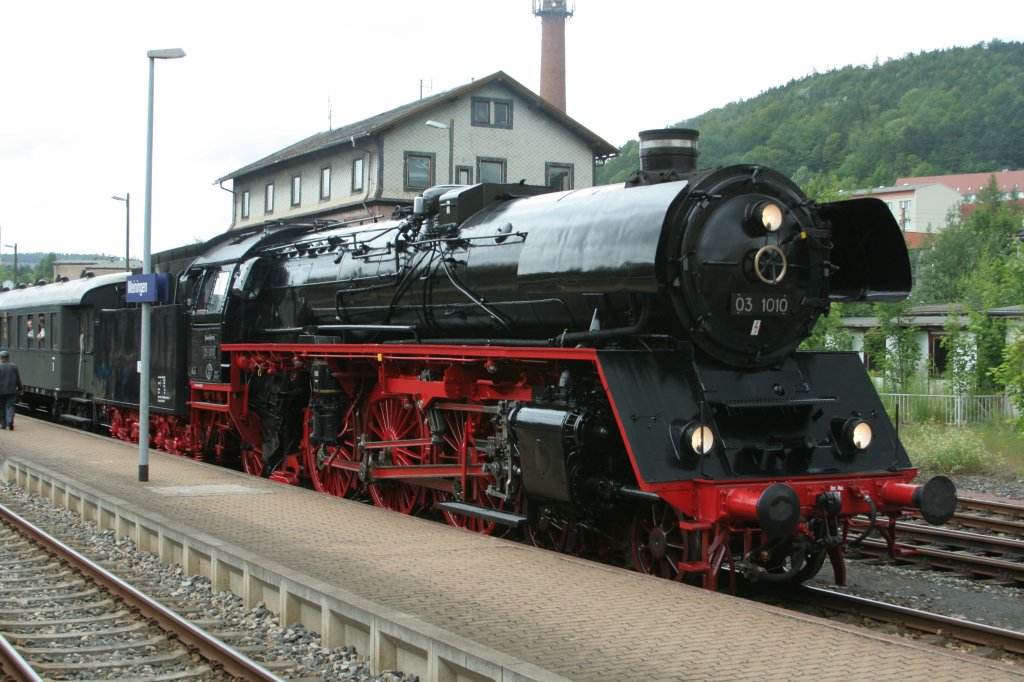 03 1010 am 02.07.2011 im Bahnhof Meiningen kurz vor Ausfahrt nach Halle/S.