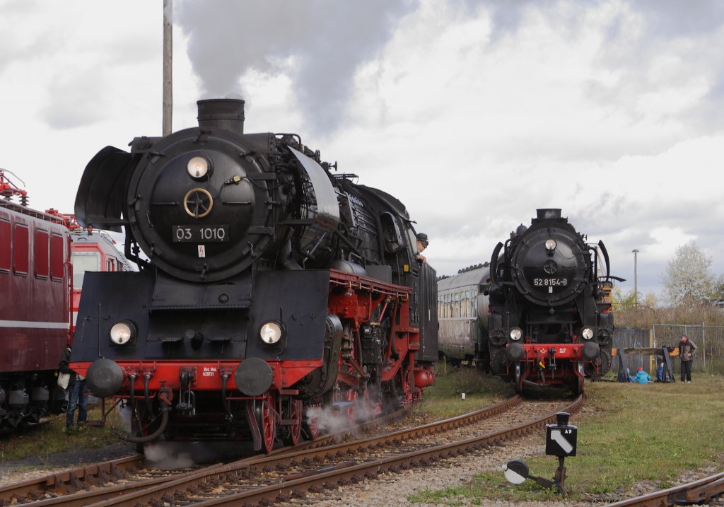 03 1010 am 08.10.2011 auf Rangierfahrt whrend des Eisenbahnfestes im Bahnmuseum Bw Weimar. Rechts steht 52 8154 vor dem Meininger Sonderzug, mit welchem 03 1010 im Juni 2011 auch ihre Probefahrten nach erfolgter Hauptuntersuchung im DLW Meiningen durchgefhrt hatte.