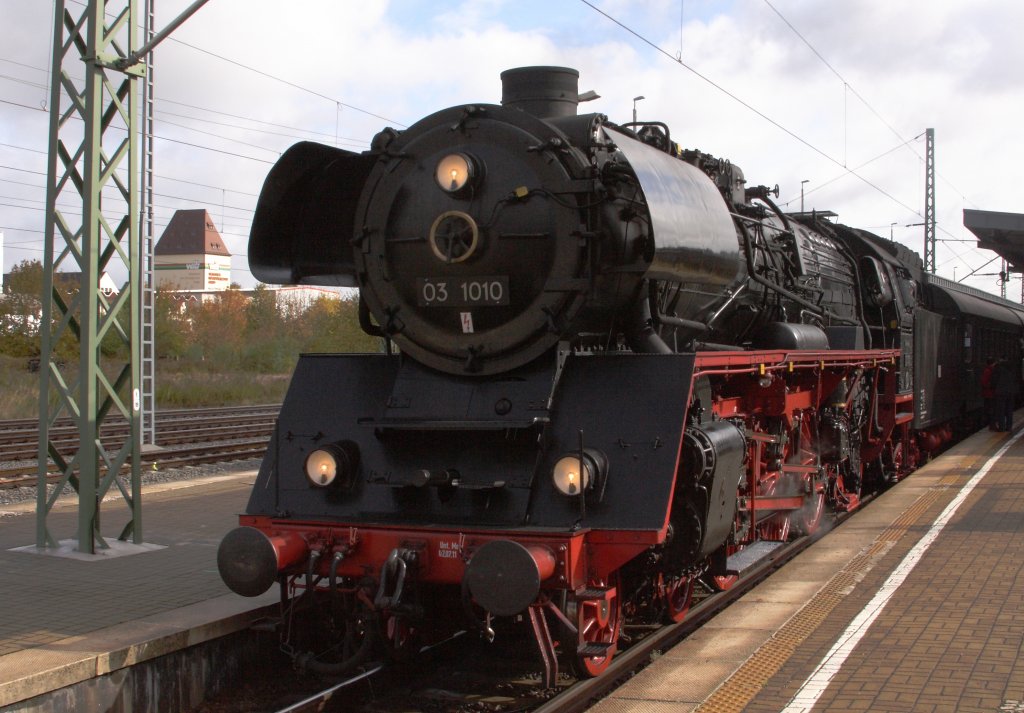 03 1010 am 08.10.2011 mit dem Historischen Schnellzug des Traditionszug Berlin e.V. nach Ankunft im Hbf Weimar zum Besuch des im dortigen ehemaligen Bw stattfindenden Eisenbahnfestes.