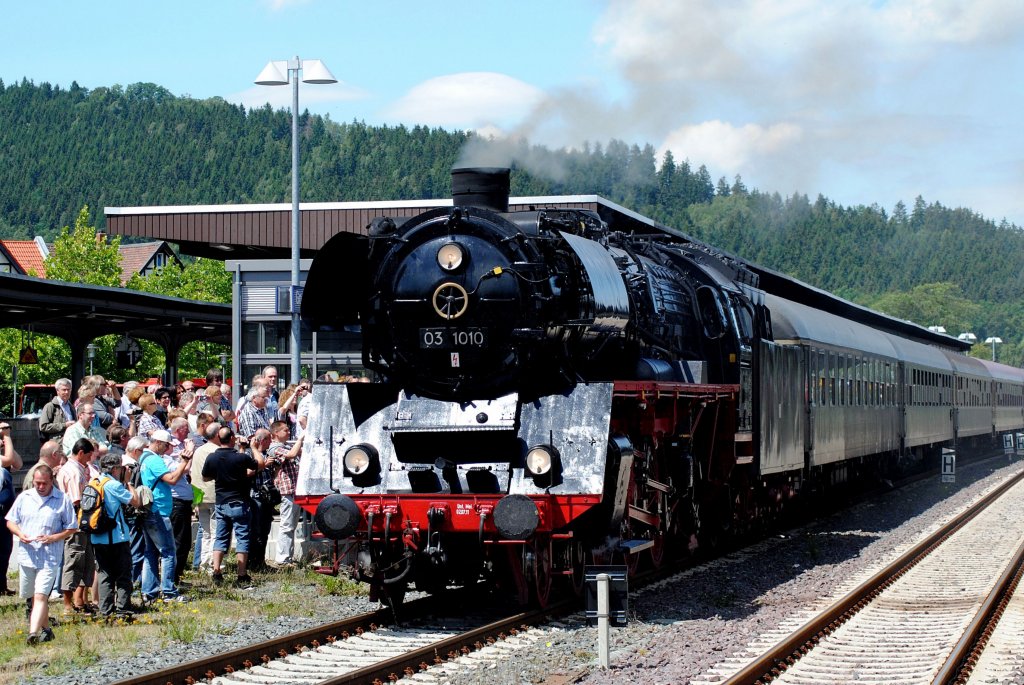 03 1010 am 09.07.2011 mit Sonderzug aus Bremen im Bahnhof Goslar