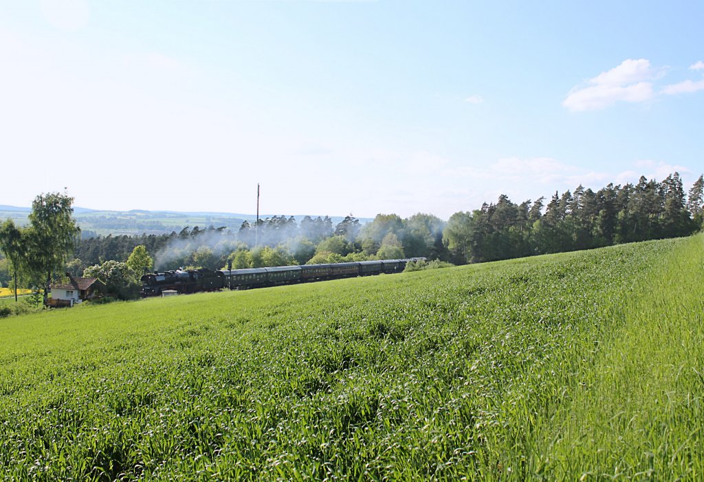 03 1010 am 18.05.2013 an der Blockstelle Steitmhle auf der Schieben Ebene. Der Zug befindet sich hier schon wieder auf der Rckfahrt nach Halle bzw. Berlin. Am Zugschluss schiebt 119 158.