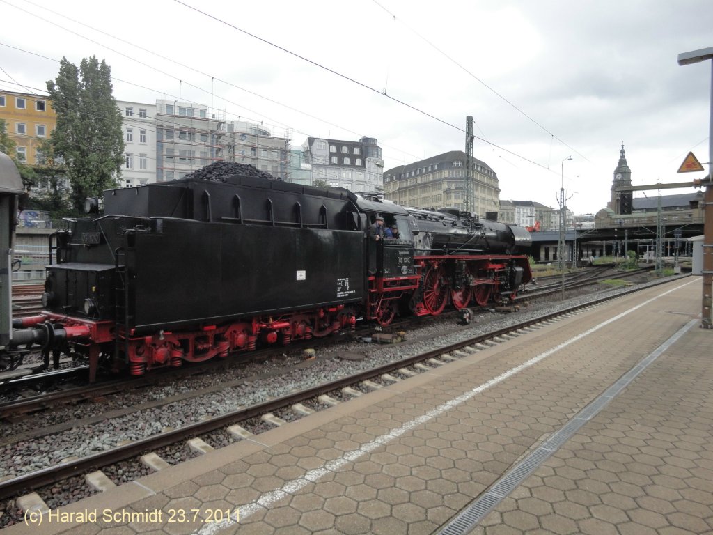 03 1010 am 23.7.2011 vor einem Historischen Dampfzug bei der Einfahrt Hamburg Hbf.