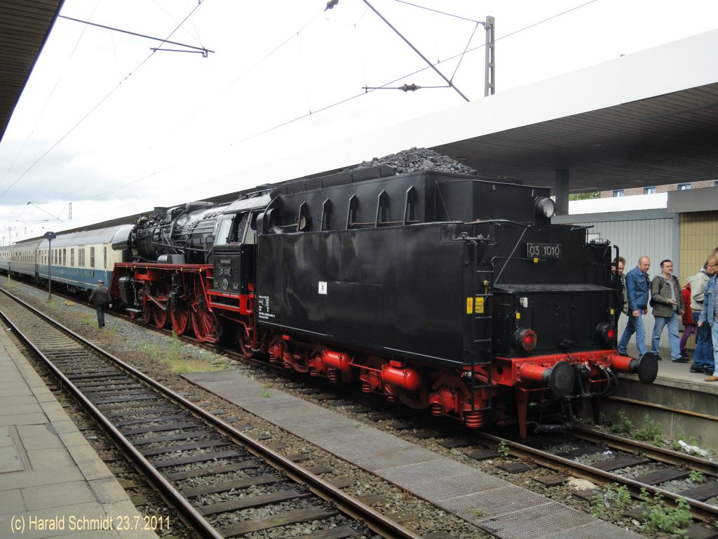 03 1010 am 23.7.2011 vor einem Historischen Dampfzug im Bahnhof Hamburg-Altona.

