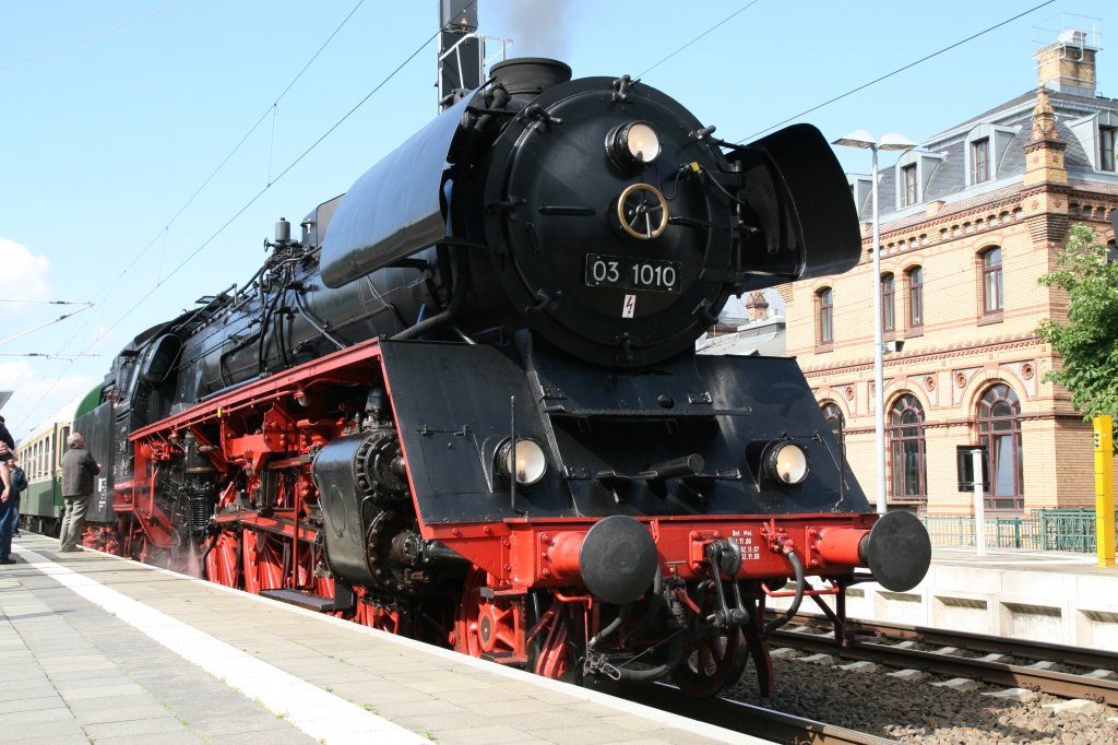 03 1010 am 28.06.2008 im Bahnhof von Schwerin HBF