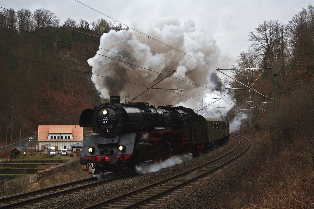 03 1010 ist am 31.03.'12 mit einem Sonderzug vom Dresdner Dampfloktreffen nach Klingenberg-Colmnitz unterwegs. Aufgenommen wurde sie bei der Bergfahrt an der Tharandter Rampe nahe Edle Krone.