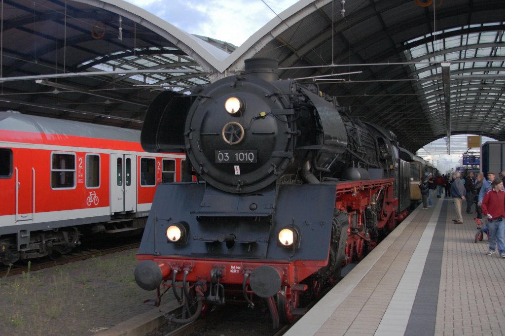 03 1010 am Abend des 08.10.2011 auf Gleis 8 in Halle/Saale Hbf. Sie legte hier mit dem Historischen Schnellzug des Traditonszug Berlin e.V. auf der Rckfahrt vom Eisenbahnfest in Weimar nach Berlin-Sdkreuz einen kurzen Zwischenstopp zum Wasserfassen ein. Das Foto ist gleichermaen der Abschlu eines erlebnisreichen und interessanten Tages im Weimarer Bahnmuseum. Erwhnenswert wre vielleicht noch, dass die Fahrt von Halle nach Berlin ohne Unterwegshalt mit Hchstgeschwindigkeit(!!) zurckgelegt wurde, was bei Dampfsonderzgen bekanntlicherweise eher ungewhnlich ist und wir somit in relativ kurzer Zeit, weit vor dem eigentlich geplanten Ankunftstermin, im Bf. Berlin-Sdkreuz eintrafen. Da haben Personal und Maschine wirklich ganze Arbeit geleistet!!