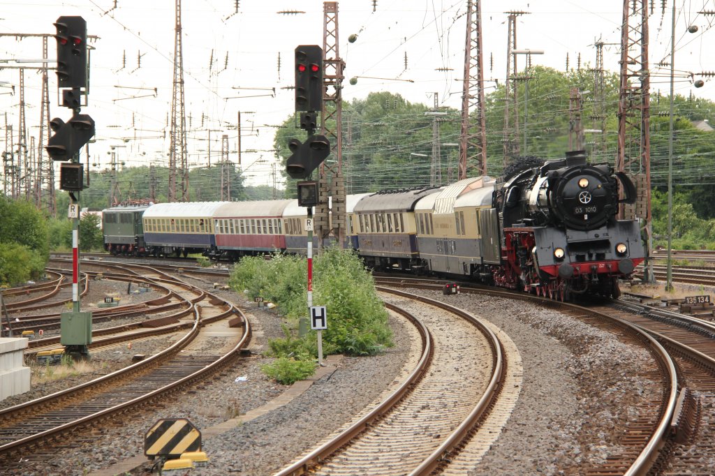 03 1010 und am Schluss des Zuges E 42 151 fuhr am 23.06.2012 in den Essener Hbf ein.