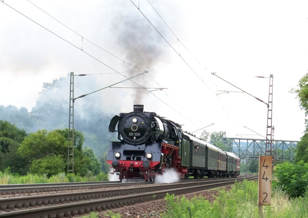 03 1010 Ausfahrt aus dem Bhf Naumburg/Saale Hbf in Richtung Halle 2.7.2011