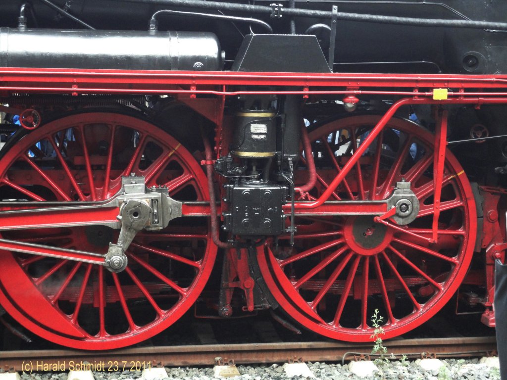 03 1010 (Detailansicht Treibrder mit Luft?-Pumpe)am 23.7.2011 im Bahnhof Hamburg-Altona