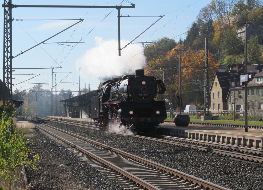 03 1010 durchfhrt am 19. Oktober 2012 solo den Kronacher Bahnhof.