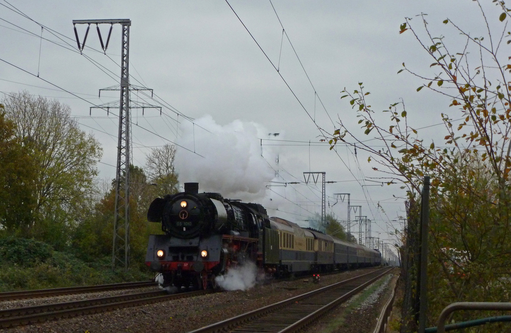 03 1010 fuhr am 03.11.2012 mit einem Sonderzug aus dem Sden nach Emden, hier in Oldersum.