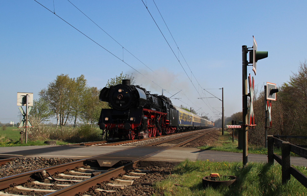 03 1010 fuhr am 04.05.2013 mit einem Sonderzug von Schwerin nach Papenburg, hier sdlich von Leer.