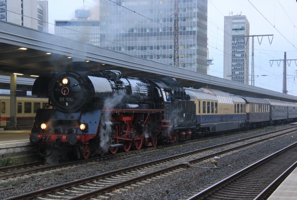 03 1010 mit einem Rheingoldzug nach Emden am 03.11.2012 in Essen Hbf.