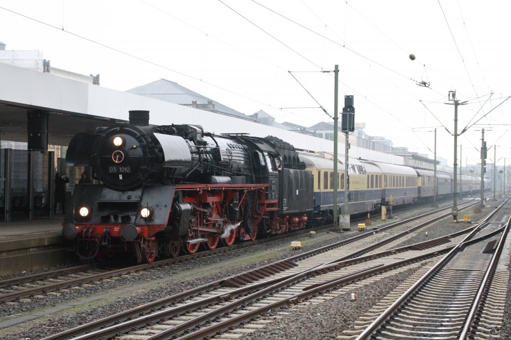 03 1010 mit einem Sonderzug nach Bad Harzburg an einen kalten 02.02.2013 im Hannover Hbf.