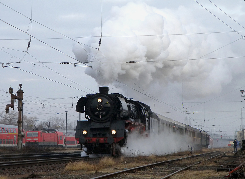 03 1010 mit Sonderzug Berlin-Zittau verlsst nach einem Wasserhalt den Bahnhof Elsterwerda, 18.02 2012