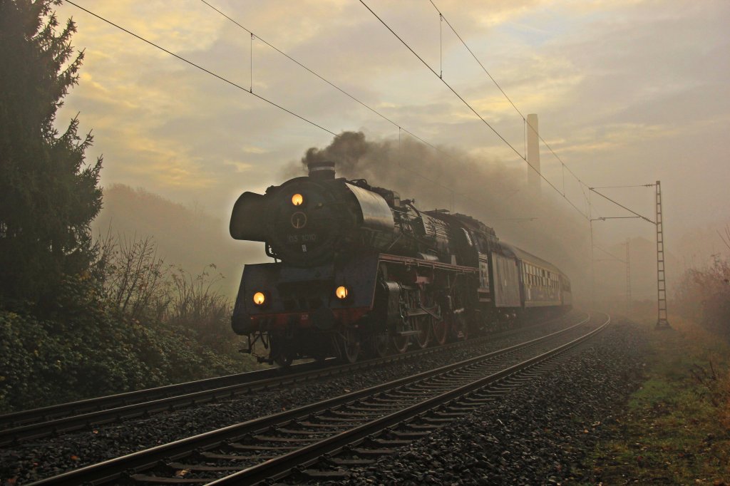 03 1010 mit Sonderzug nach Cochem im Nebel in Essen Horst; November 2012.