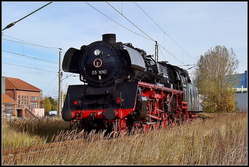 03 1010 mit  Tender voran  geht es nach Putbus.   Stralsund am 27.10.12 