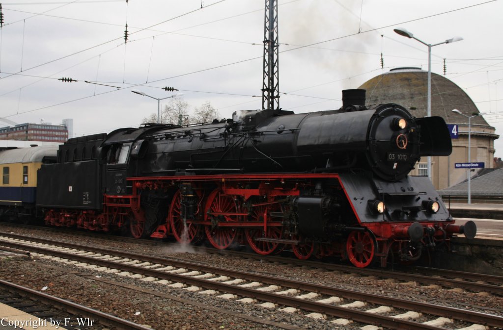 03 1010 mit Zug 2 zur Rheinschleifenrundfahrt in Kln Messe/Deutz am 17.03.13.