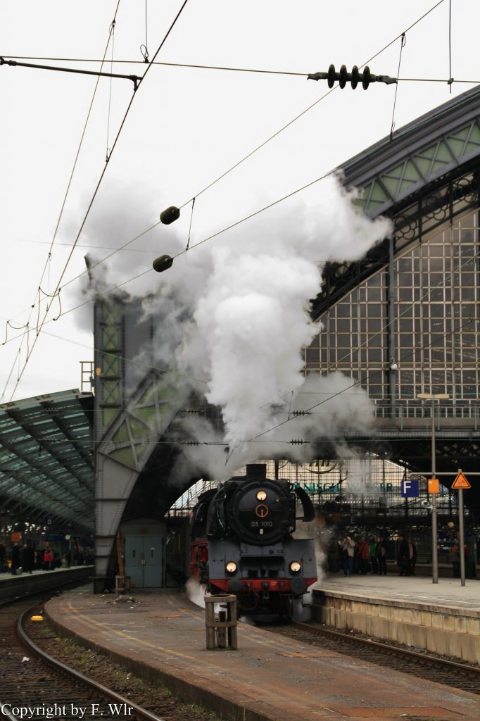 03 1010 mit Zug 2 der Rheinschleifenrundfahrt am 17.03.13 bei der Ausfahrt aus dem Klner Hbf.