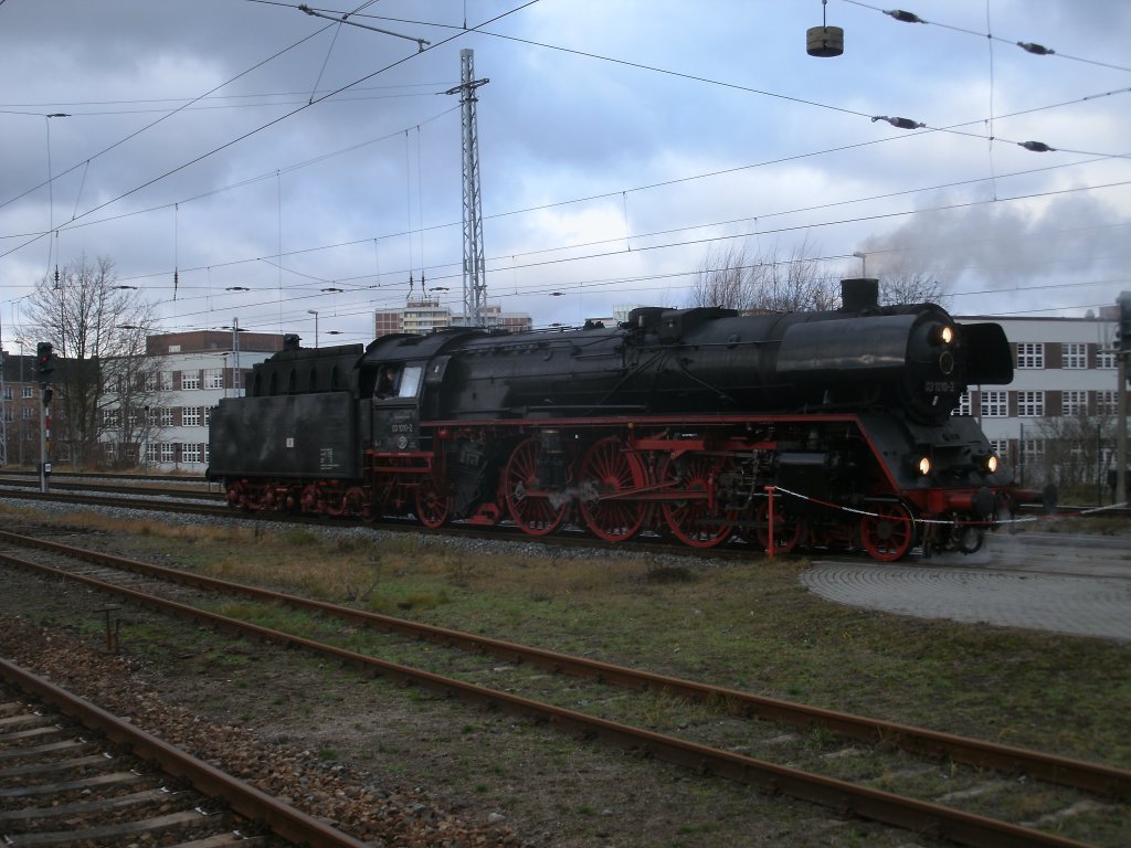 03 1010 unterwegs,am 17.Dezember 2011,im Rostocker Hbf.