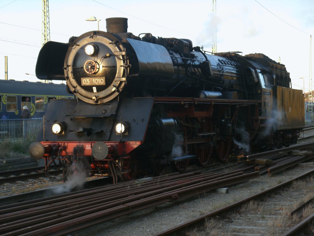 03 1010 wartete,am 27.Oktober 2012,in Bergen/Rgen auf das Rangiersignal vom nahgelegenden Stellwerk. 