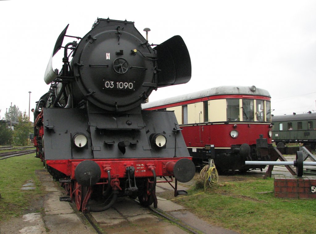 03 1090 und ein historischer Triebwagen auf einer Ausstellung am 29.09.2007 im Eisenbahn und Technikmuseum Schwerin