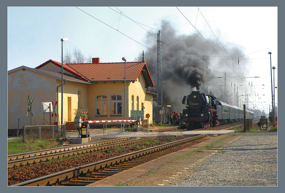 03 204 bei ihrer Abschiedsrunde zum Fristablauf in Schwarzkollm. Aufnahme 08.04.2010