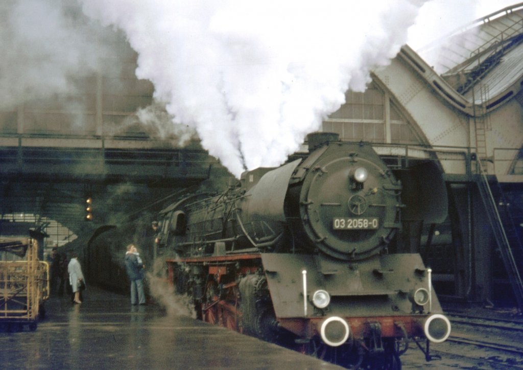 03 2058-0 Berlin-Ostbahnhof im Mrz 1977. Bei Regen mit ablasenden Ventilen kurz vor der Abfahrt ... es war eine sagenhafte Ausfahrt !