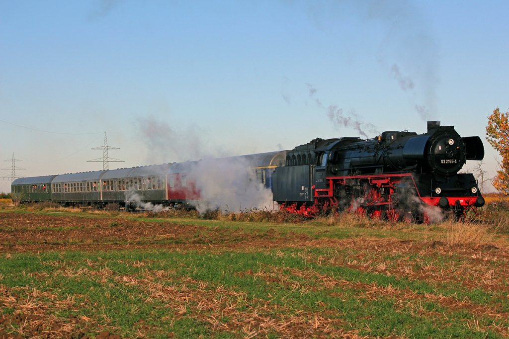 03 2155-4 mit ihrem 4 Wagen Sonderzug kurz vor Meckenheim am 27.10.2012
