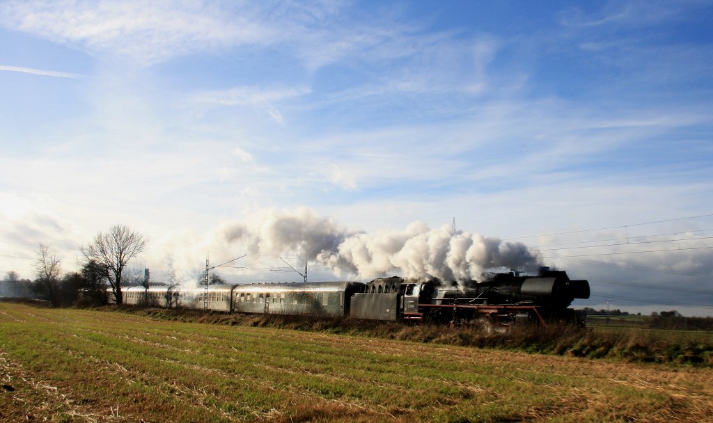 03 2155-4 zieht einen Sonderzug aus Richtung Aachen nach Geilenkirchen.
Aufgenommen zwischen Aachen und Kohlscheid in Uersfeld bei schnem Sonnenschein am 15.12.2012.