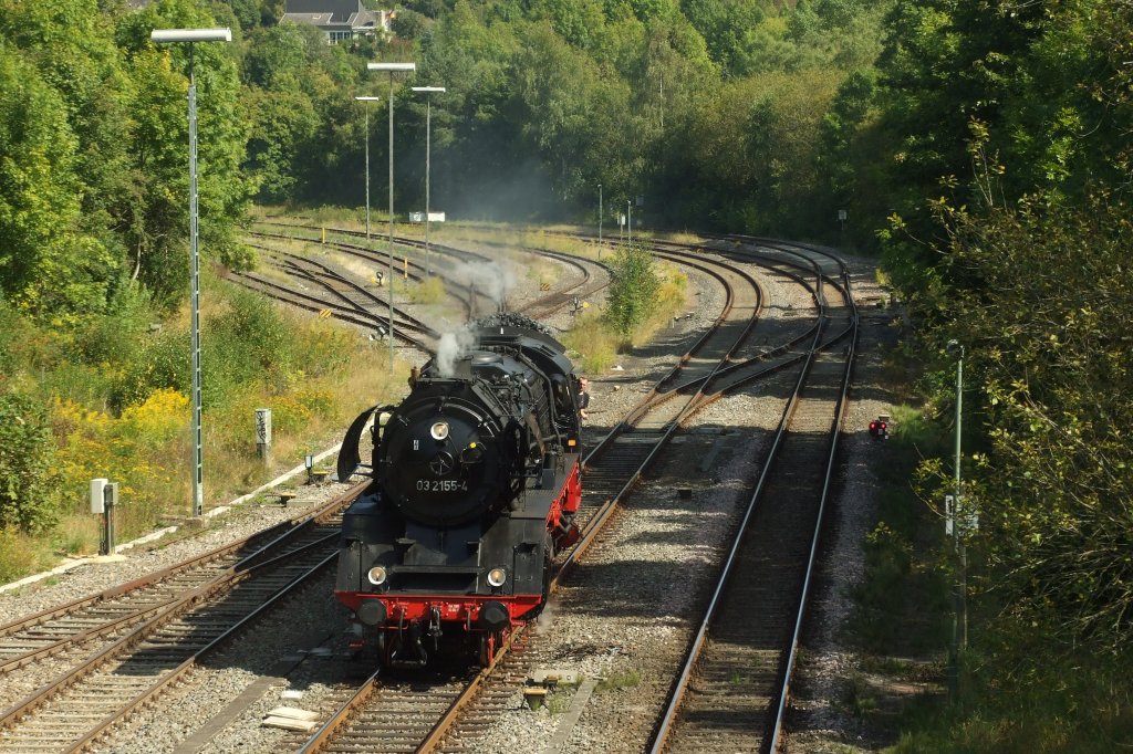 03 2155 der WFL (und auch MBB) ist am Tag des Denkmals zu Fhrerstandsmitfahrten wieder betriebsbereit (nach mehrwchigem Schaden) und pendelt mehrmals zwischen dem BW und dem Bahnhof Gerolstein.
Rechts die 2 Gleise gehren zur Eifelstrecke von Trier nach Kln.

Gerolstein - Tag des Denkmals - 9.9.12