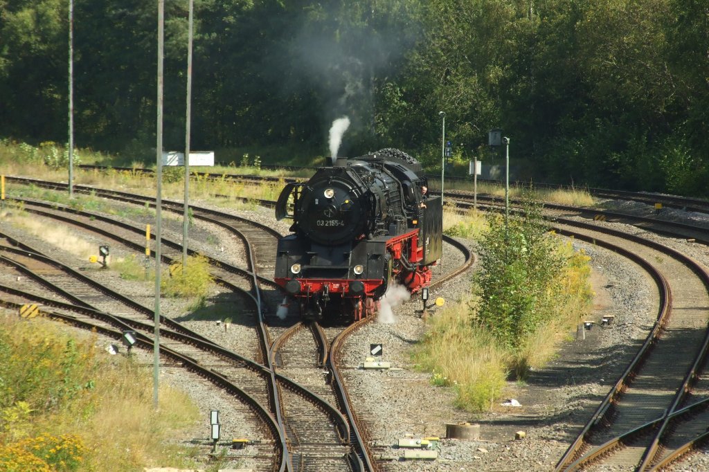 03 2155 der WFL (und auch MBB) ist am Tag des Denkmals zu F�hrerstandsmitfahrten wieder betriebsbereit (nach mehrw�chigem Schaden) und pendelt mehrmals zwischen dem BW und dem Bahnhof Gerolstein.
Gerolstein - Tag des Denkmals - 9.9.12